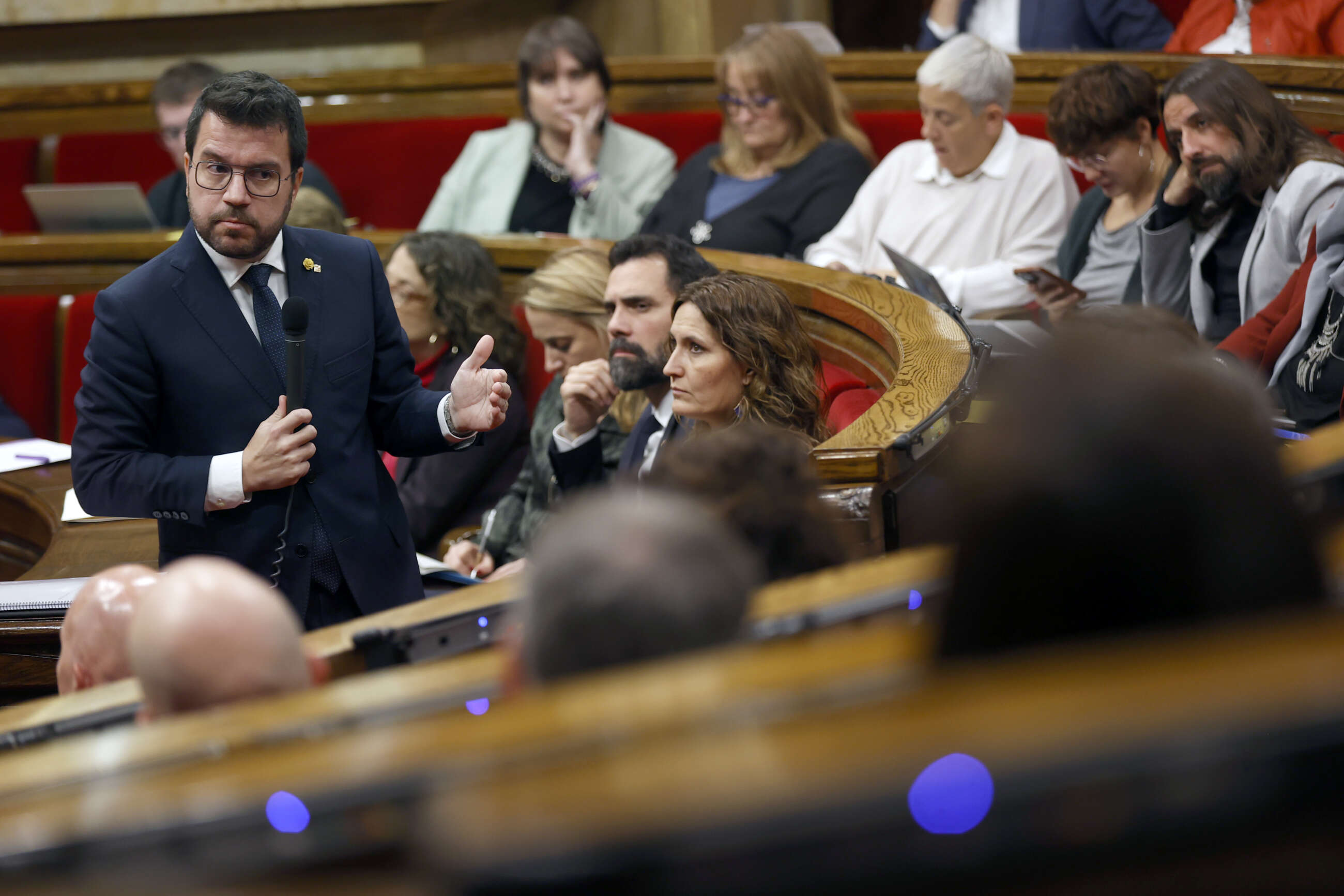 GRAFCAT6560. BARCELONA, 22/11/2023.- El presidente de la Generalitat, Pere Aragonès, interviene en el hemiciclo del Parlament donde este miércoles se somete a la primera sesión de control tras la investidura de Pedro Sánchez y después de haber ofrecido a JxCat y CUP que entren a formar parte de la mesa de negociación con el Estado para sumar fuerzas para lograr el referéndum. EFE/Toni Albir