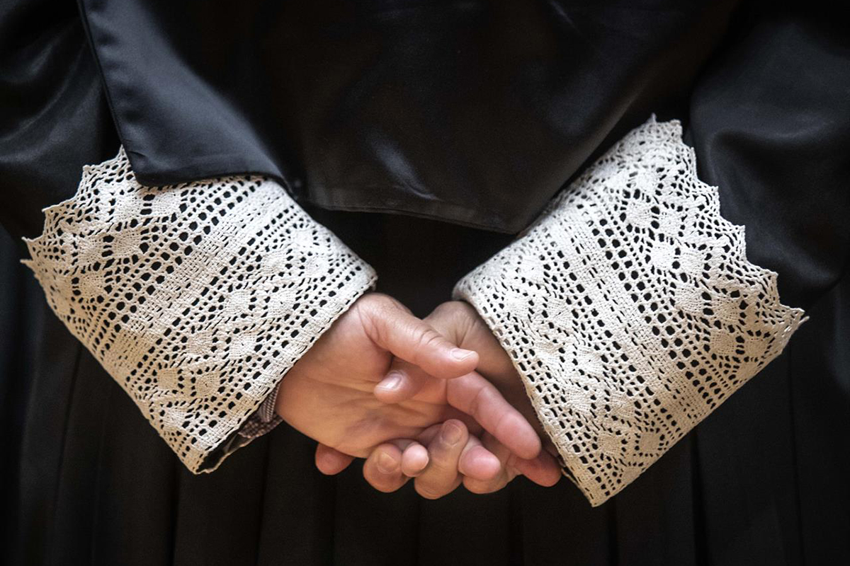 Detalle de la toga de un juez. Foto EFE-Biel Aliño