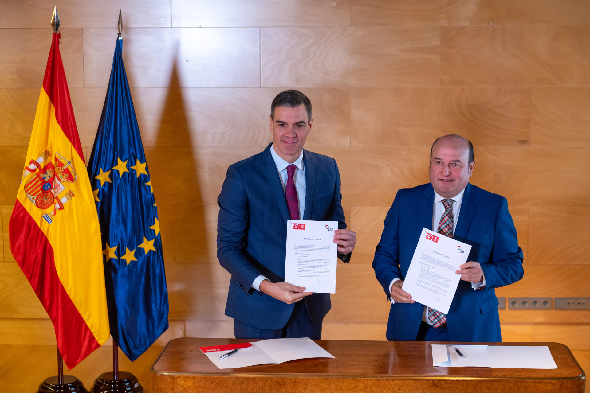 Pedro Sánchez y presidente del PNV, Andoni Ortuzar tras la firma del acuerdo. Foto EFE-Fernando Villar.jpg