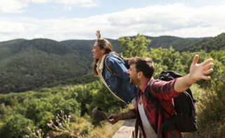 Los más jóvenes priorizan los viajes y el entretenimiento. Imagen: Freepik.