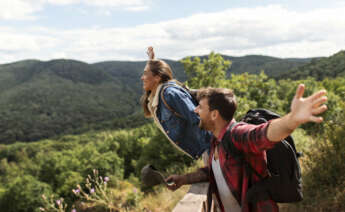 Los más jóvenes priorizan los viajes y el entretenimiento. Imagen: Freepik.