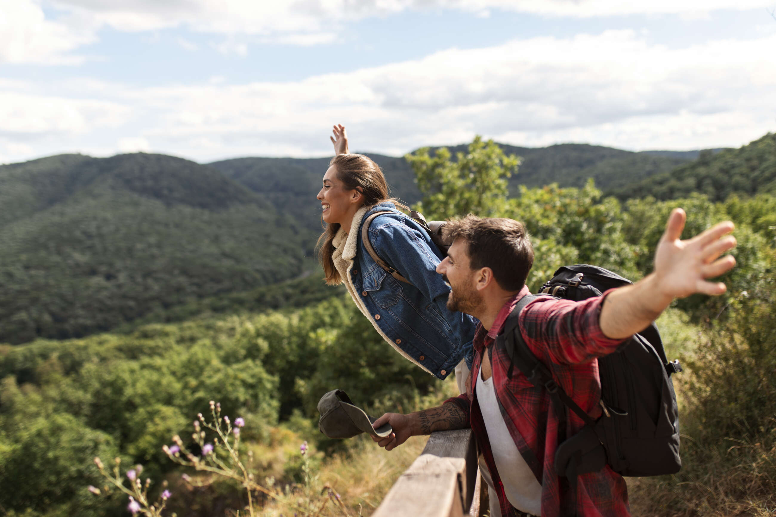 Los más jóvenes priorizan los viajes y el entretenimiento. Imagen: Freepik.